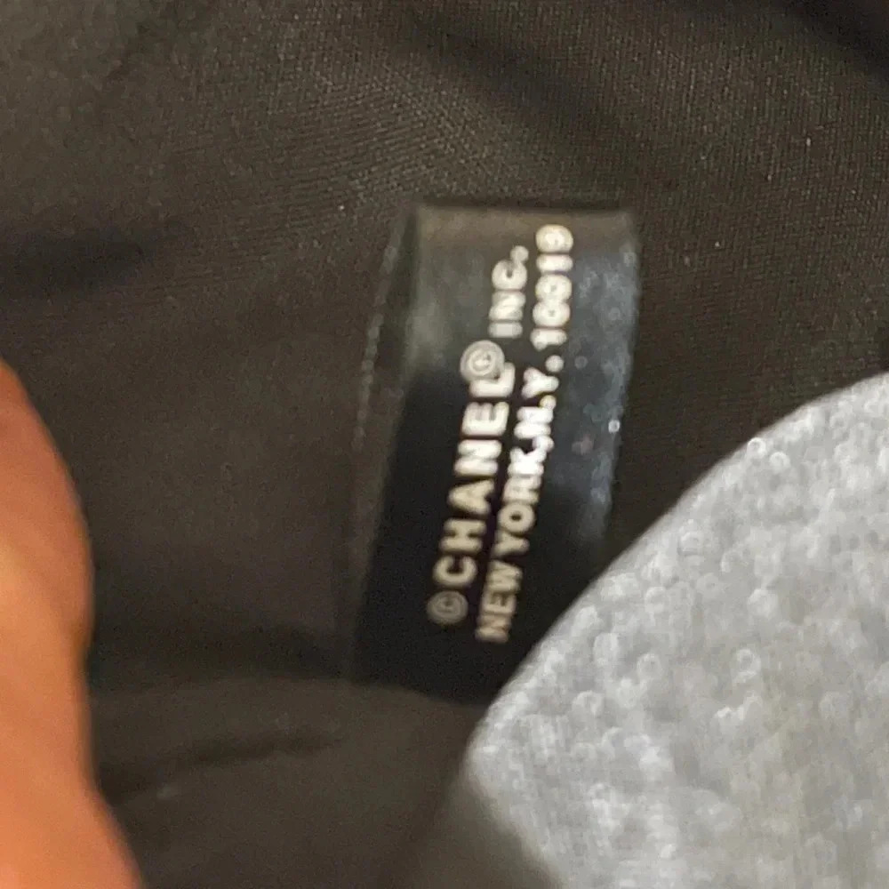 Chanel perfume make up bag, large well fit lots of things, without any damage - Picture 13 of 15